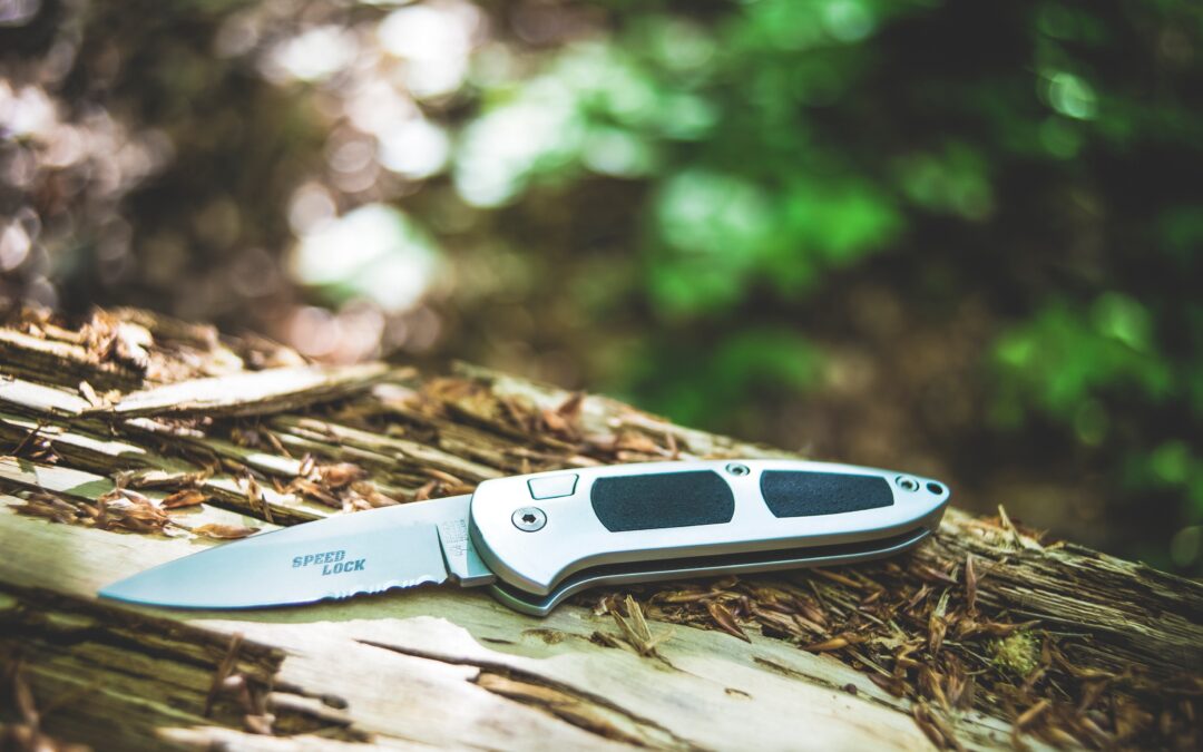 Should a Survival Knife Be Serrated?